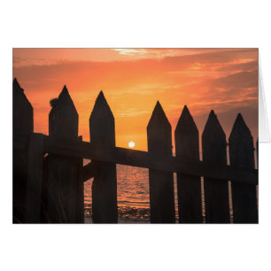 Sonnenaufgang durch einen Zaun