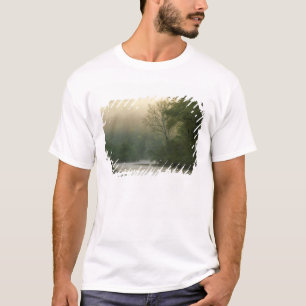 Sonnenaufgang durch Nebel aus Red Bluff, T-Shirt