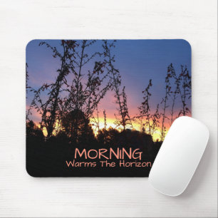 Sonnenaufgang erwärmt den Horizont zwischen Wildbl Mousepad