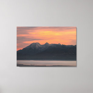 Sonnenaufgang hinter majestätischen Bergen Leinwanddruck