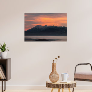 Sonnenaufgang hinter majestätischen Bergen Poster