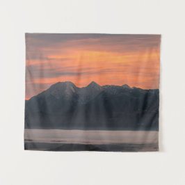 Sonnenaufgang hinter majestätischen Bergen Wandteppich