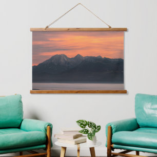 Sonnenaufgang hinter majestätischen Bergen Wandteppich Mit Holzrahmen
