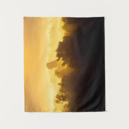 Sonnenaufgang hinter Nebelbäumen Wandteppich