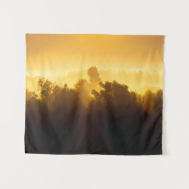 Sonnenaufgang hinter Nebelbäumen Wandteppich