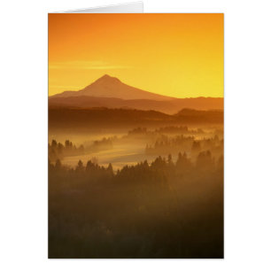 Sonnenaufgang orange Farben der Nebel im Tal in