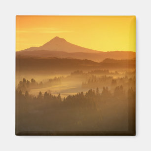 Sonnenaufgang orange färbt den Nebel im Tal in Magnet