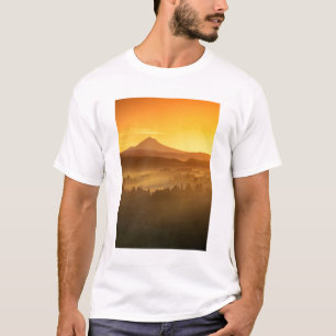 Sonnenaufgang orange färbt den Nebel im Tal in T-Shirt