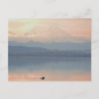 Sonnenaufgang Schwimmen See Waschington mit Mt Rai Postkarte