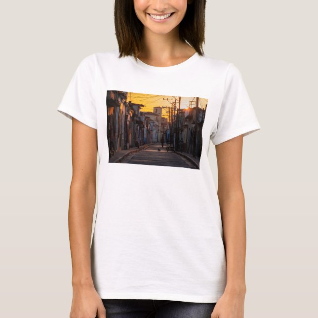 Sonnenaufgang über Camaguey-Stadt-Straße, T-Shirt (Vorderseite)
