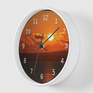 Sonnenaufgang über dem Meer in Cornwall, schwarze  Uhr