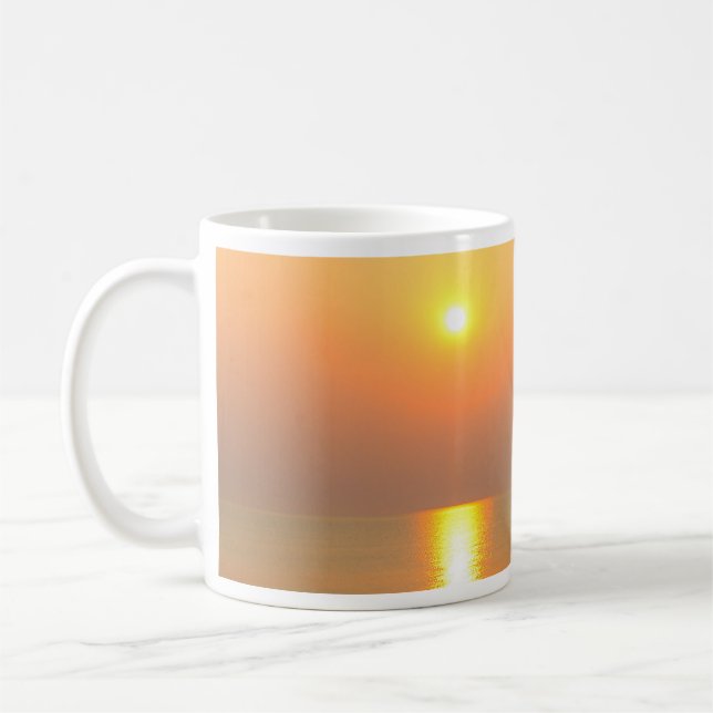 Sonnenaufgang über dem Meer. Klassische weiße Tasse (Links)