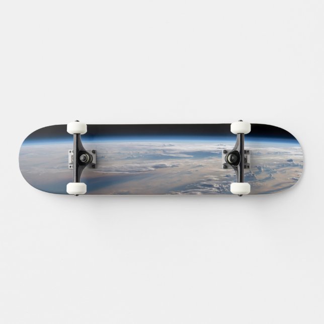 Sonnenaufgang über dem philippinischen Meer mit la Skateboard (Horizontal)