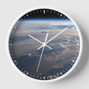 Sonnenaufgang über dem philippinischen Meer mit la Uhr