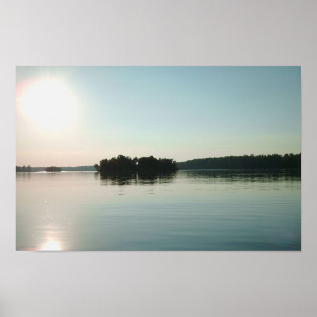 Sonnenaufgang über dem ruhigen See Poster (Vorne)