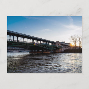 Sonnenaufgang über die Brücke Bir-Hakeim im Winter Postkarte