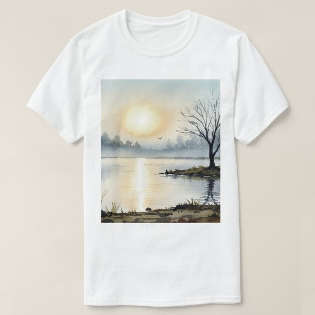 Sonnenaufgang über einem See T-Shirt (Design vorne)