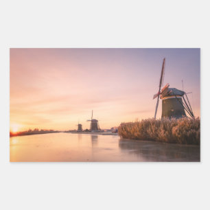 Sonnenaufgang über gefrorenem Fluss mit Windmühlen Rechteckiger Aufkleber
