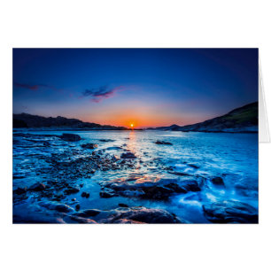 Sonnenaufgang über Horizont am Meer bei Morgendämm
