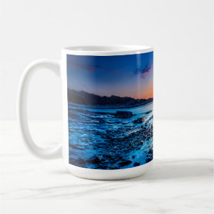 Sonnenaufgang über Horizont an der Küste an der Kaffeetasse