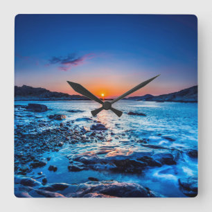 Sonnenaufgang über Horizont an der Küste an der Quadratische Wanduhr