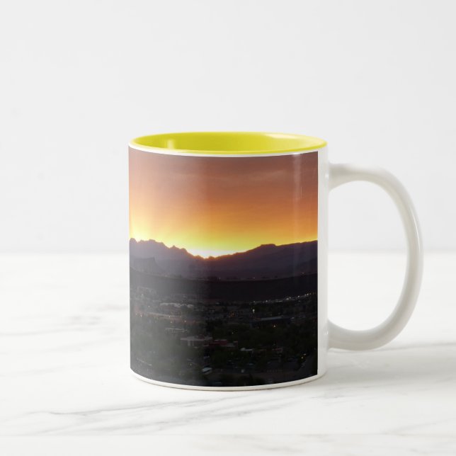 Sonnenaufgang über St. George Utah Landschaft Zweifarbige Tasse (Rechts)