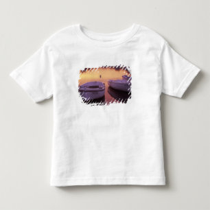 Sonnenaufgang über Stari Grad Hafen mit Fischfang Kleinkind T-shirt