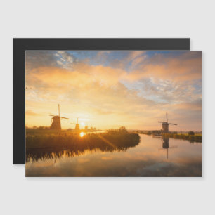 Sonnenaufgang über Windmühlen und einem Fluss in H Magneteinladung