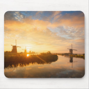 Sonnenaufgang über Windmühlen und einem Fluss in H Mousepad