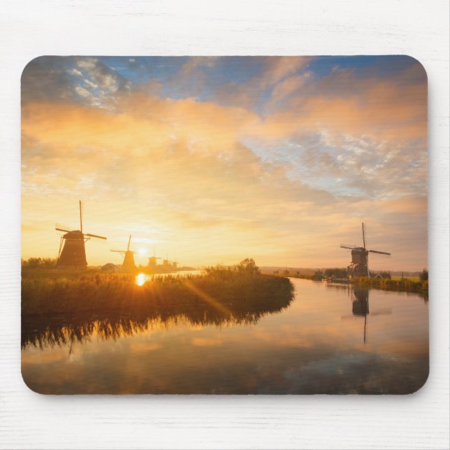 Sonnenaufgang über Windmühlen und einem Fluss in H Mousepad (Vorne)