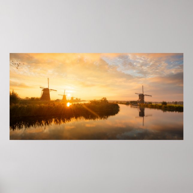 Sonnenaufgang über Windmühlen und einem Fluss in H Poster (Vorne)