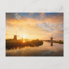 Sonnenaufgang über Windmühlen und einem Fluss in H Postkarte