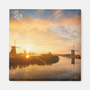 Sonnenaufgang über Windmühlen und einem Fluss in Magnet