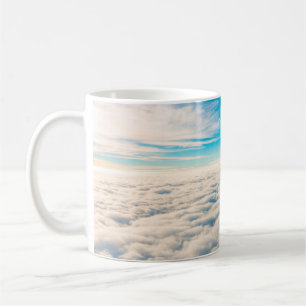 Sonnenaufgang über Wolken aus dem Flugzeugfenster Kaffeetasse