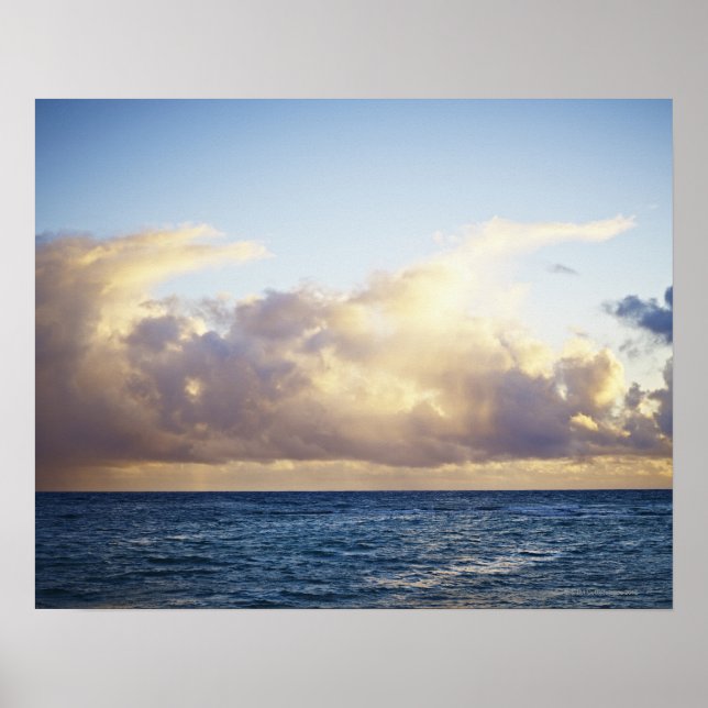 Sonnenaufgang und Wolken über dem Meer Poster (Vorne)