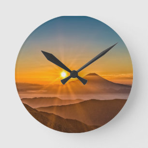 Sonnenaufgang zwischen den Hügeln Runde Wanduhr