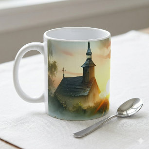 Sonnenaufgangskirche mit Vögeln in nebliger Wiese  Kaffeetasse