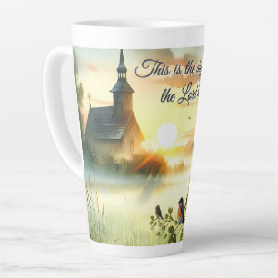 Sonnenaufgangskirche mit Vögeln in nebliger Wiese Milchtasse