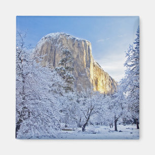 Sonnenaufgangslicht trifft El Capitan durch schnee Magnet