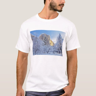 Sonnenaufgangslicht trifft El Capitan durch schnee T-Shirt
