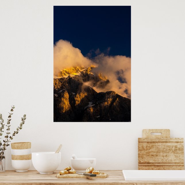 Sonnenbeleuchtete Berge bedeckt mit Wolken Poster (Küche)