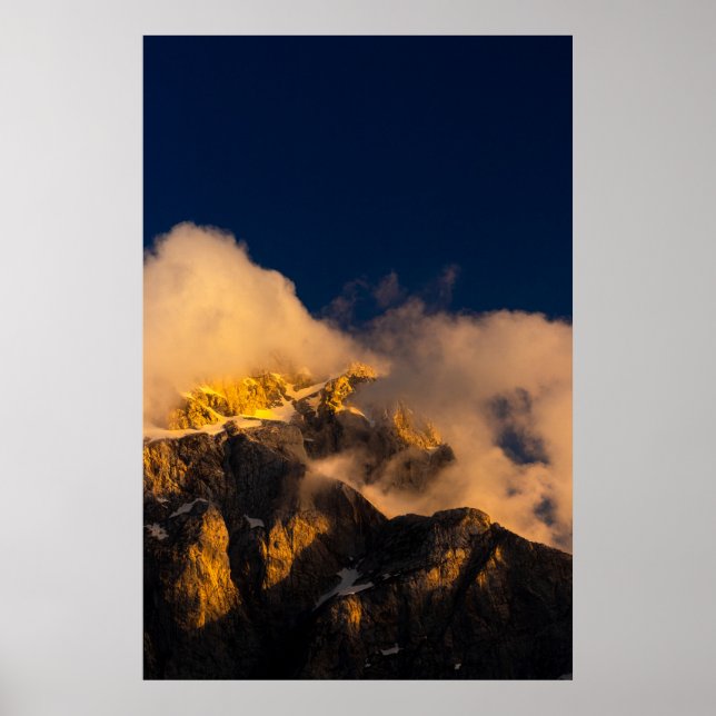 Sonnenbeleuchtete Berge bedeckt mit Wolken Poster (Vorne)