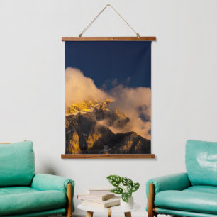 Sonnenbeleuchtete Berge bedeckt mit Wolken Wandteppich Mit Holzrahmen