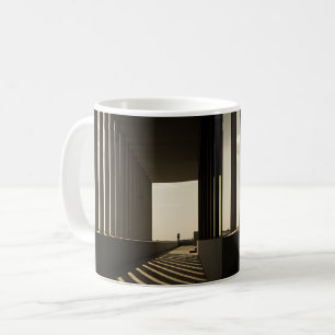 Sonnenbeleuchtete Säulenschatten Kaffeetasse