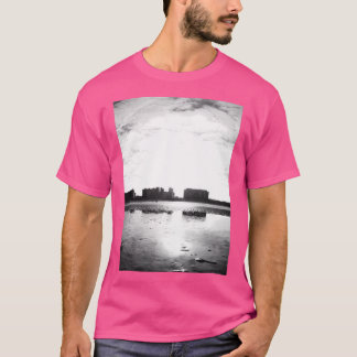 Sonnenbeleuchtete Strandansicht mit Reflektionen u T-Shirt