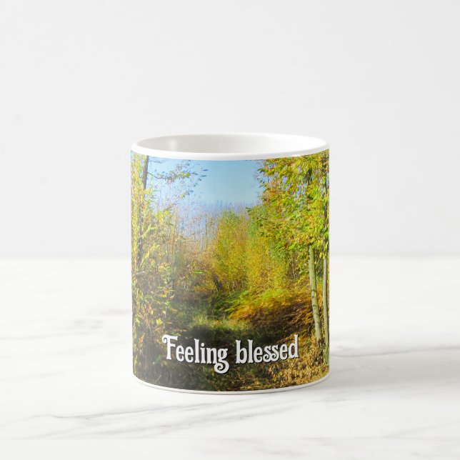 Sonnenbeleuchtete Wälder im Herbst - Personalisier Kaffeetasse (Mittel)