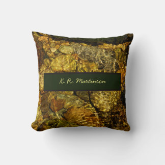 Sonnenbeleuchtetes Wasser schleicht über Felsen Pe Kissen