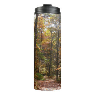 Sonnenbeschienener Herbstweg im Laurel Hill State Thermosbecher