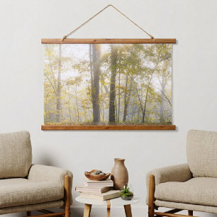 Sonnenbeschienener Wald, modernes Naturfoto Wandteppich Mit Holzrahmen