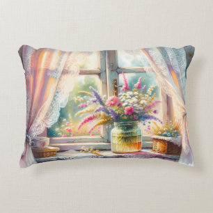 Sonnenbeschienenes Cottage-Fenster mit Wildblumen Dekokissen